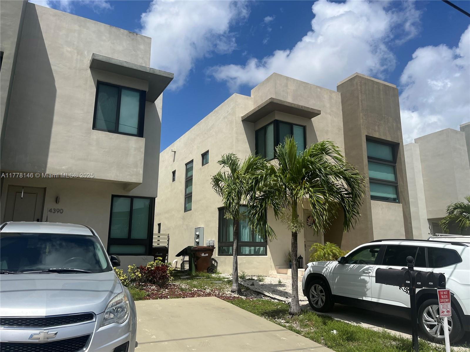 EAST 10TH AVENUE - фото