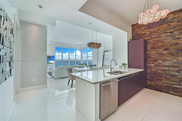 950 BRICKELL BAY DR #4811, MIAMI, FL 33131