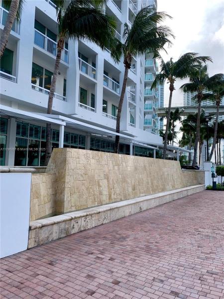 BRICKELL ON THE RIVER S T