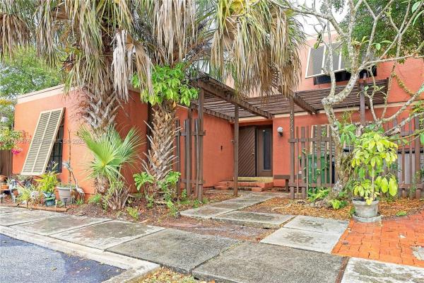 Villas Of Pembroke Lakes