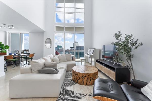950 BRICKELL BAY DR #5506, MIAMI, FL 33131