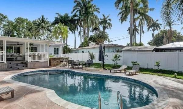 HOLLYWOOD LAKES SECTION