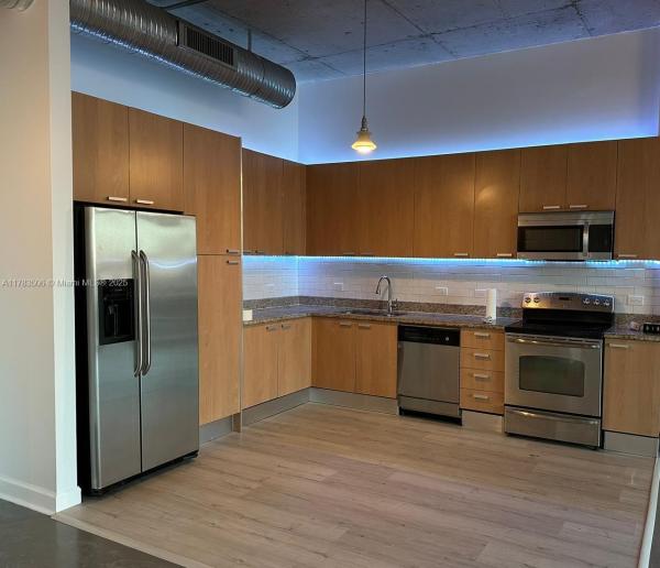 LOFTS AT HOLLYWOOD STATIO