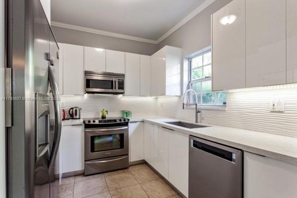 GROVE WALK TOWNHOMES COND