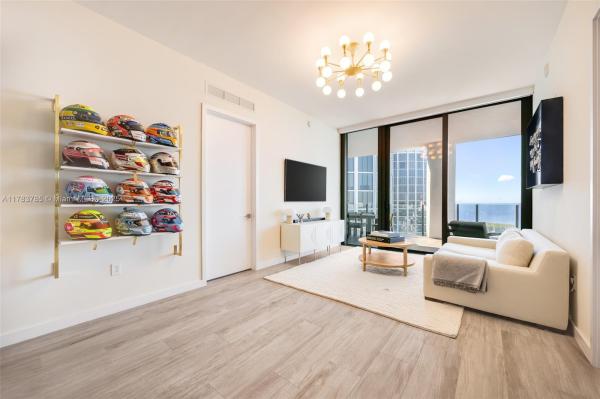 CLUB RESIDENCES AT PARK G