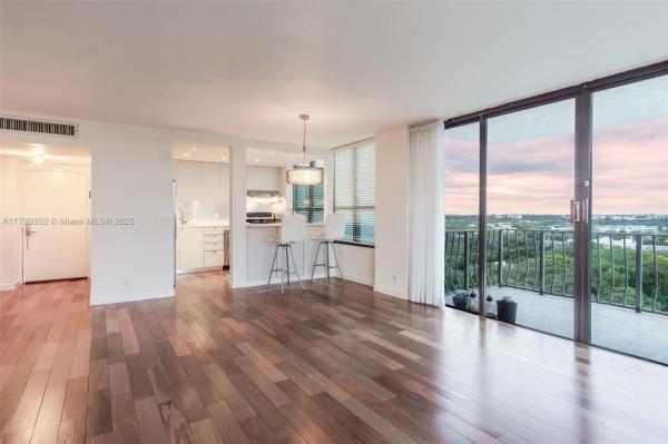 THE PALM BAY YACHT CLUB