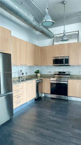 LOFTS AT HOLLYWOOD STATIO