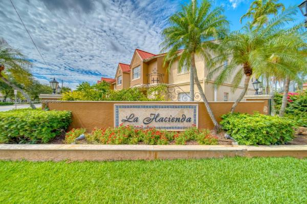 LA HACIENDA COUNTRY CLUB