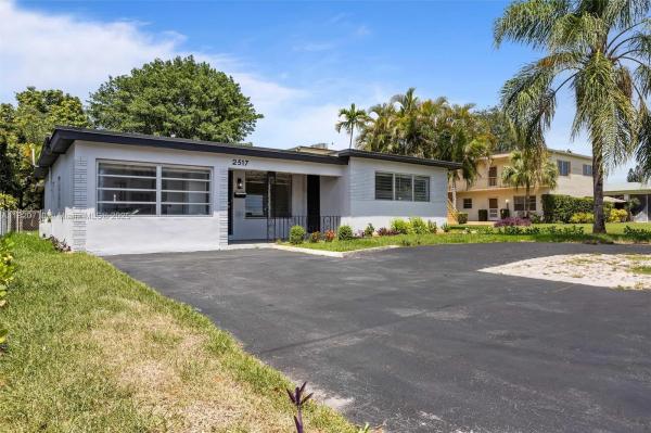 HOLLYWOOD LITTLE RANCHES