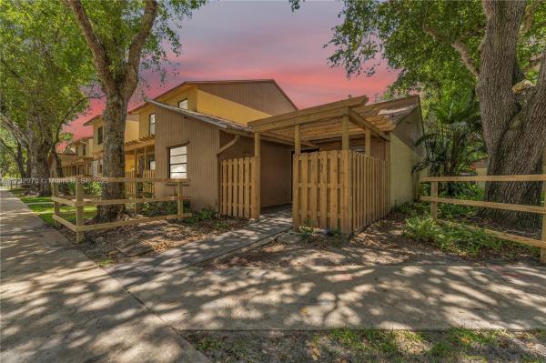 VILLAS OF PLANTATION