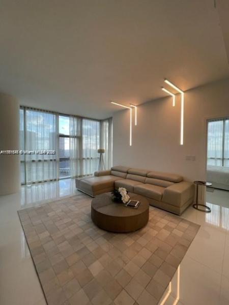 PARAMOUNT MIAMI WORLDCENT