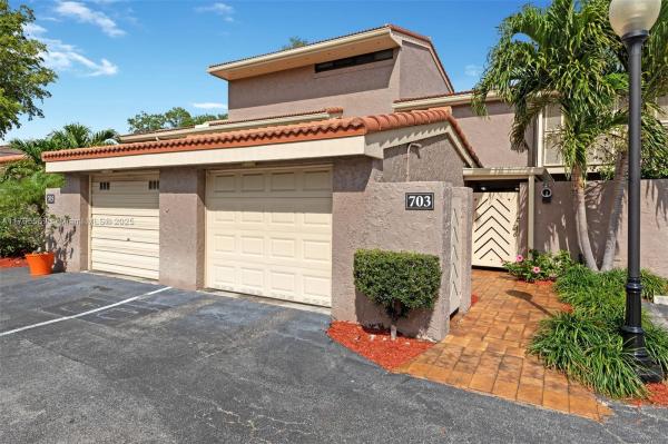 Twnhes of Emerald Hills