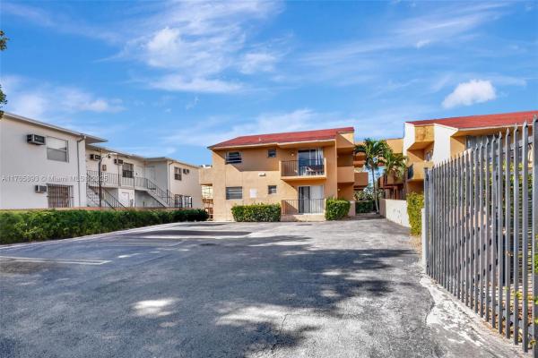 CITY VIEW BY THE RIVER