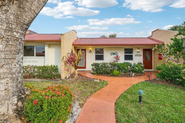 GOLDEN LAKES VILLAGE COND