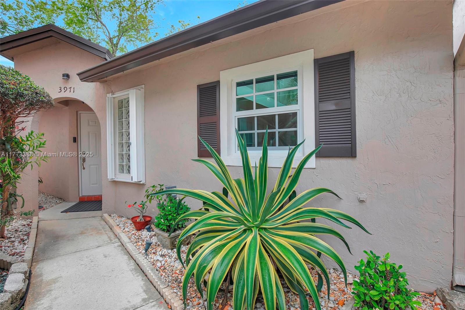 COLONY COURT II - фото