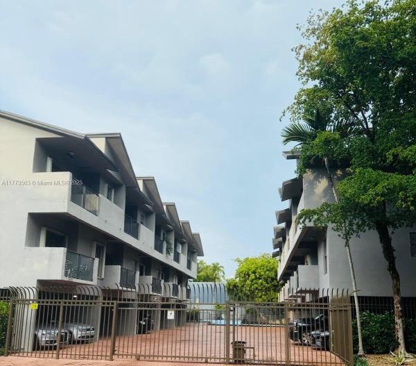 BRIDGEPORT VILLAS CONDO