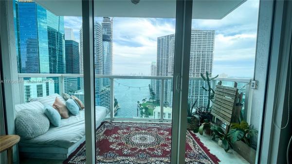 BRICKELL ON THE RIVER N T