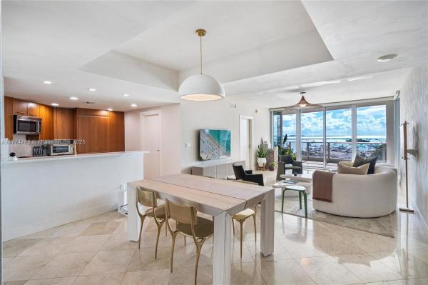 GROVENOR HOUSE CONDO