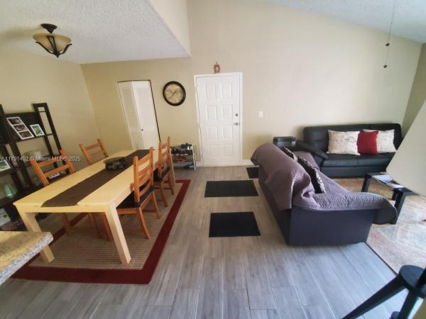 THE COURTS AT KENDALL CON