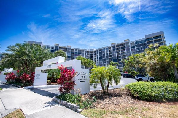 600 PARKVIEW DR #830, HALLANDALE BEACH, FL 33009
