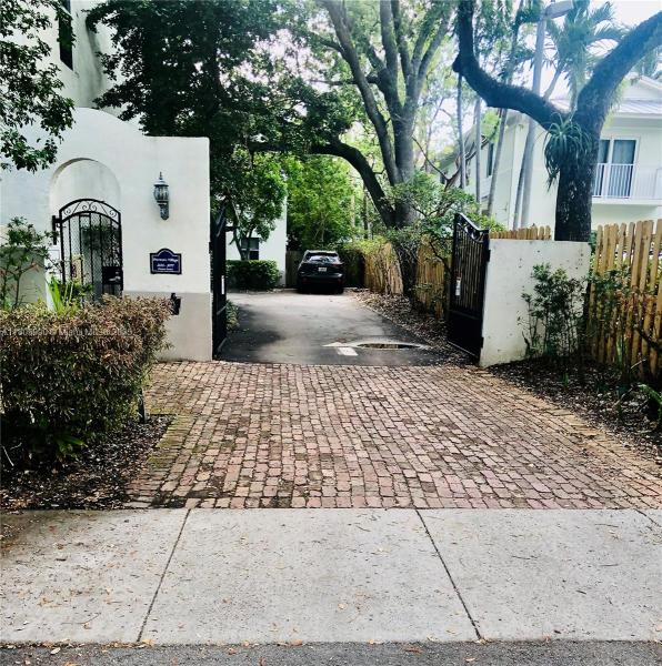 PROVENCE VILLAGE IN THE Gr