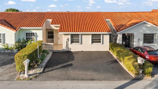 BIRD LAKE TOWNHOUSES