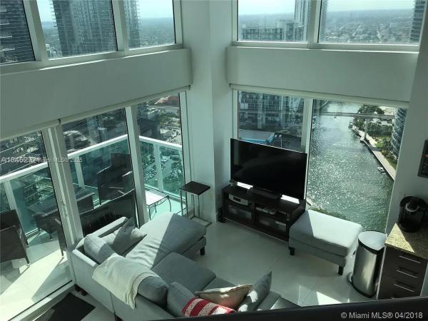 BRICKELL ON THE RIVER S T