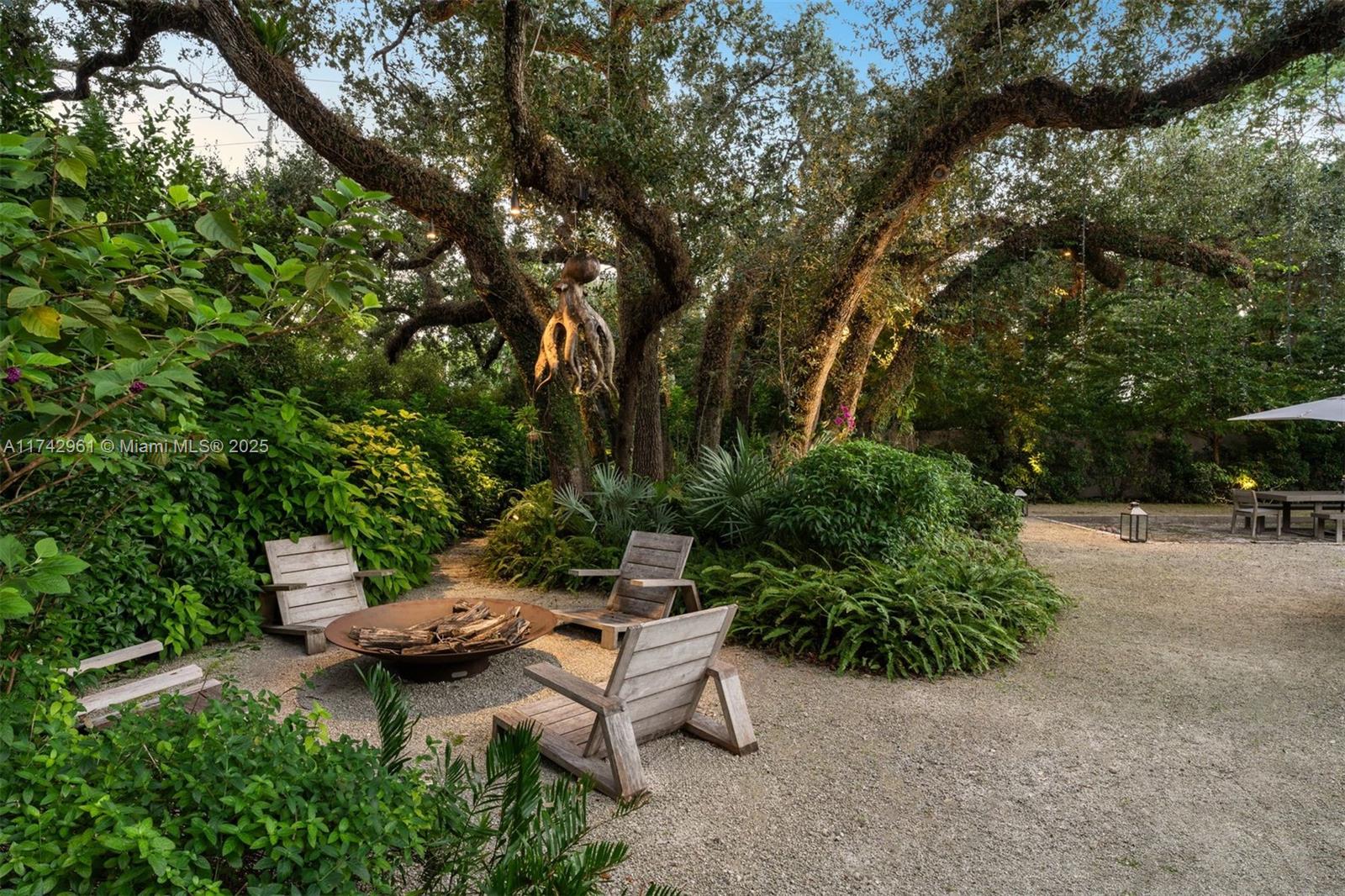 Ponce Davis - фото