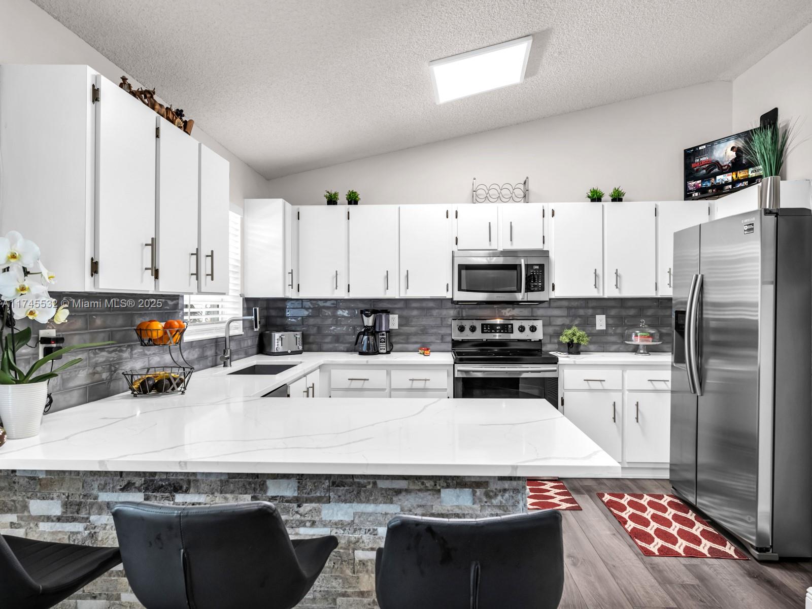 Colony Courts - фото