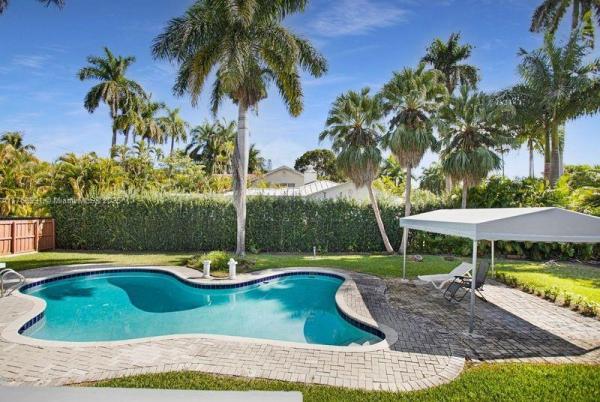 HOLLYWOOD LAKES SECTION