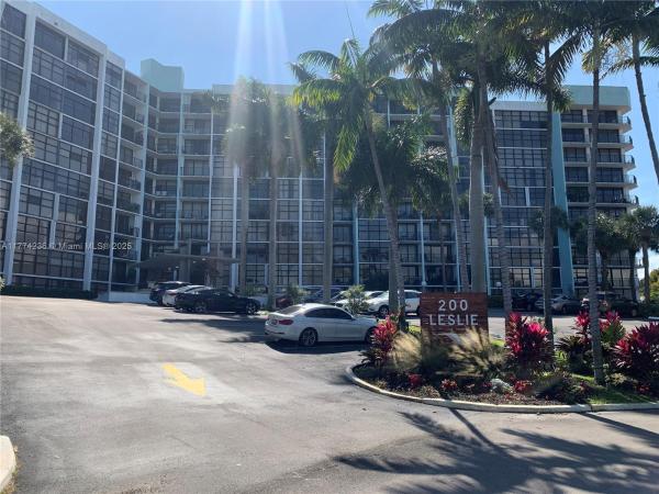 200 LESLIE CONDO