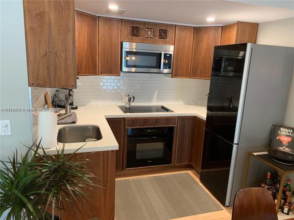 300 MERIDIAN PLACE CONDO