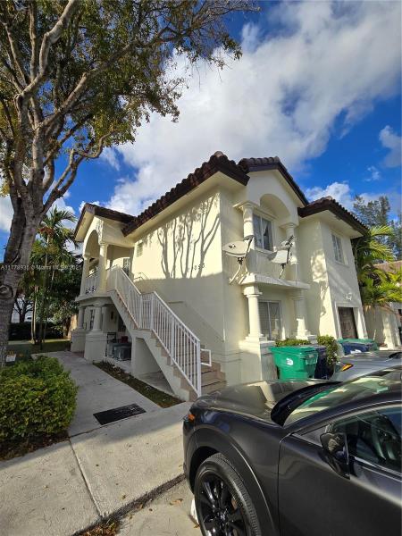 IBIS VILLAS AT DORAL COND