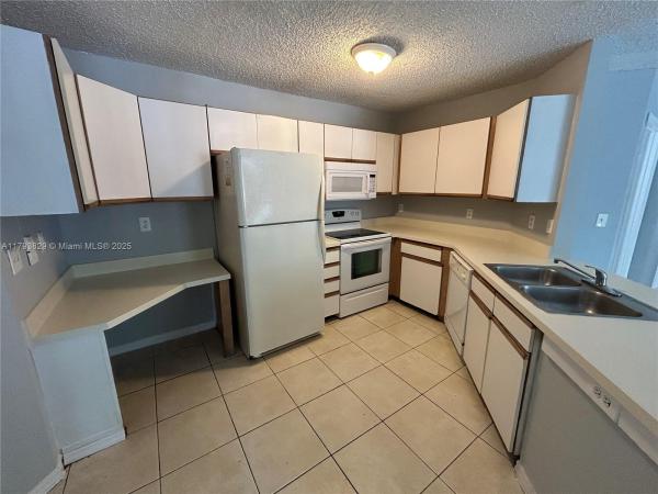 WINDWARD LAKES CONDO