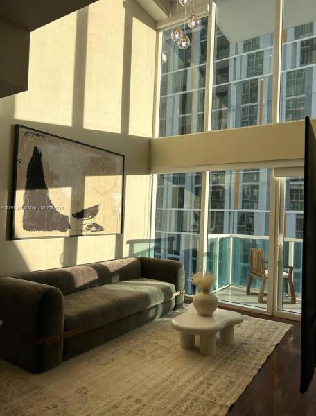 BRICKELL ON THE RIVER S T