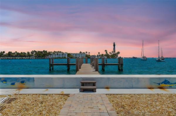 HILLSBORO SHORES EXECUTIV