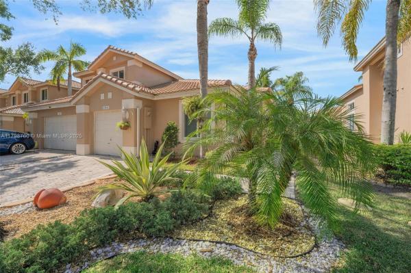 HOLLYWOOD LAKES COUNTRY C