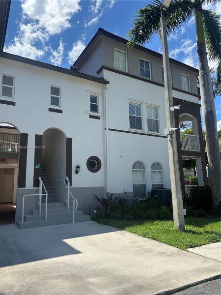 COURTYARDS THREE CONDO