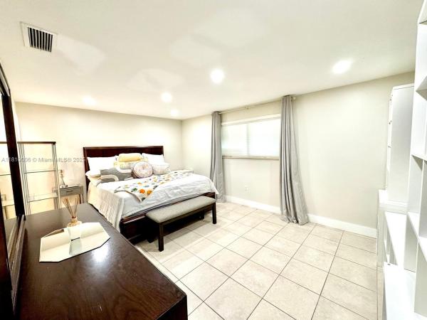 TOWNHOMES OF COUNTRY LAKE