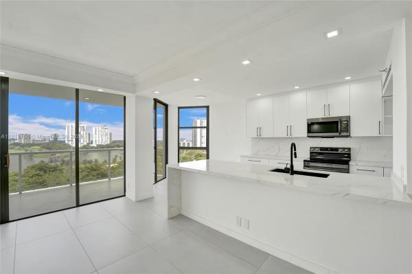 20281 E COUNTRY CLUB DR #811, AVENTURA, FL 33180
