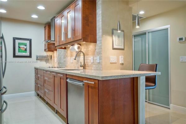 300 BAYVIEW DR #102, SUNNY ISLES BEACH, FL 33160