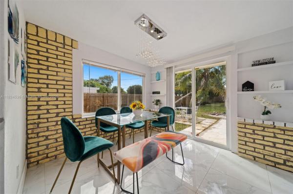 HOLLYWOOD LITTLE RANCHES