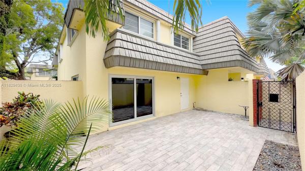 KENDALE LAKES TOWNHOUSE C