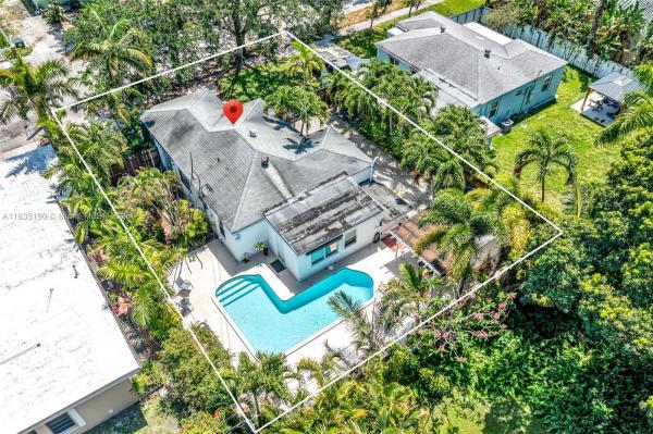 HOLLYWOOD LITTLE RANCHES