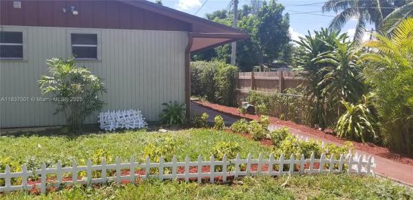 HOLLYWOOD LITTLE RANCHES