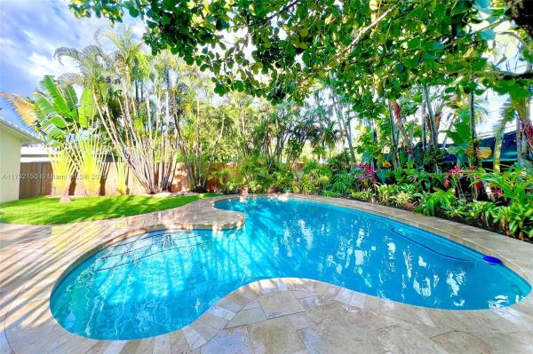 HOLLYWOOD LAKES SECTION