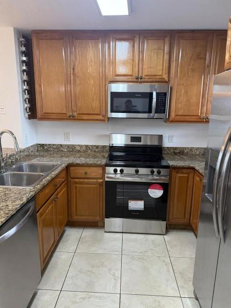 LAKESHORE AT UNIVERSITY P