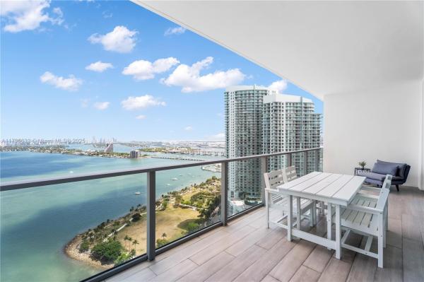 PARAMOUNT BAY CONDO