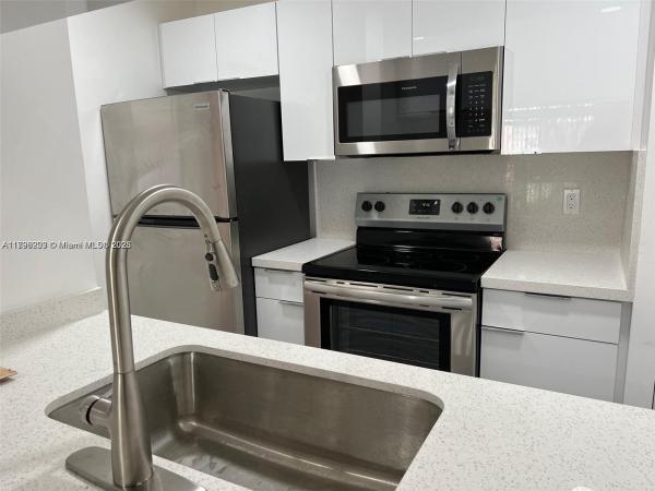 LAGO GRANDE CONDO THREE B