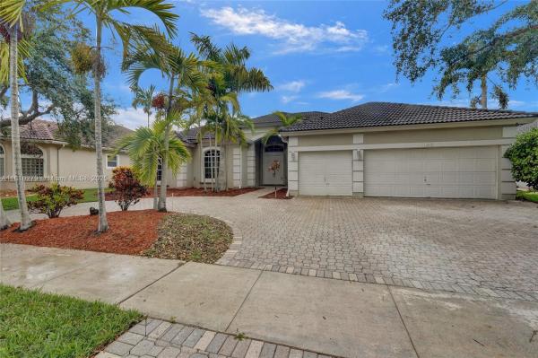 HOLLYWOOD LAKES COUNTRY C